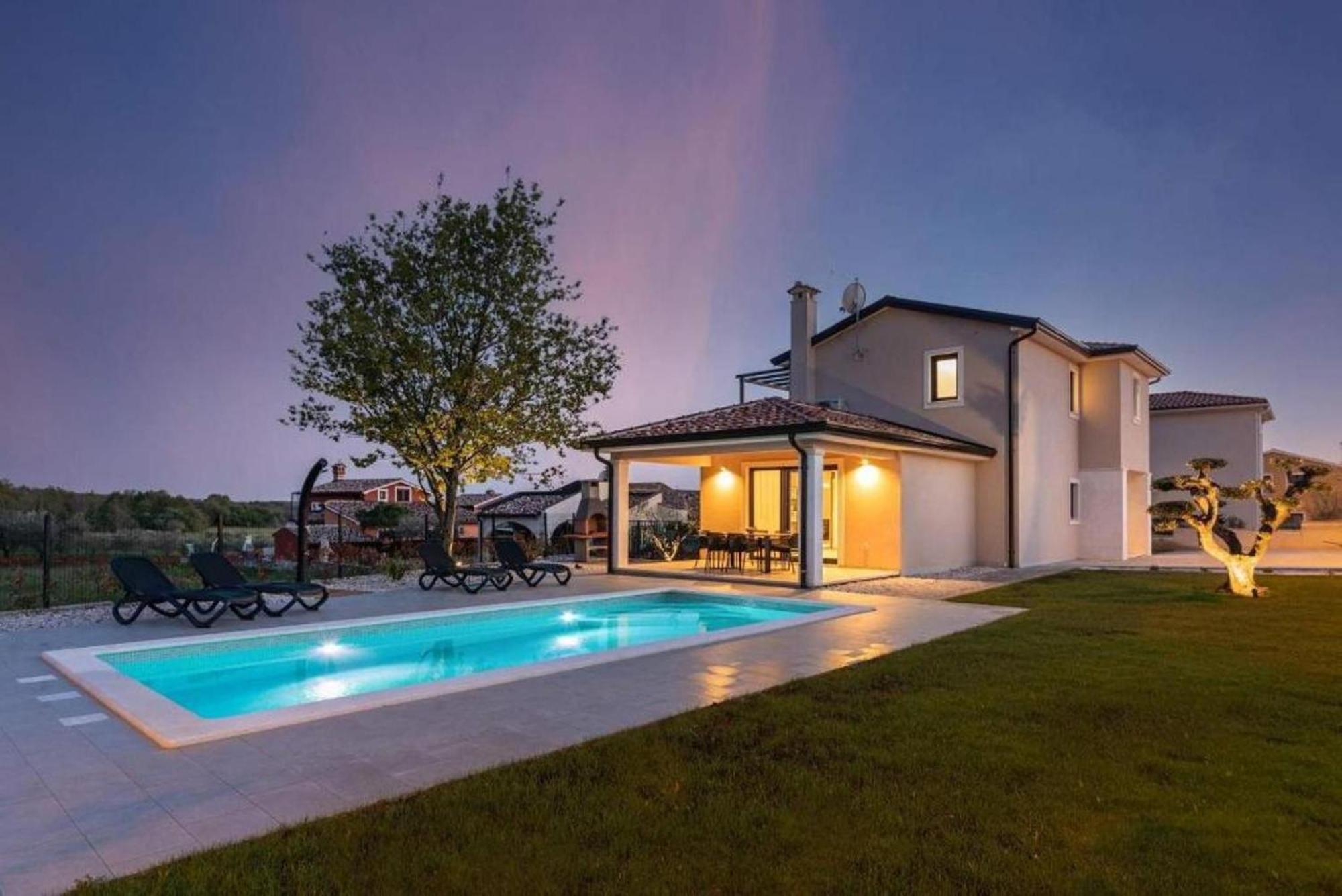 Moderne Stefany Mit Pool Und Panoramablick