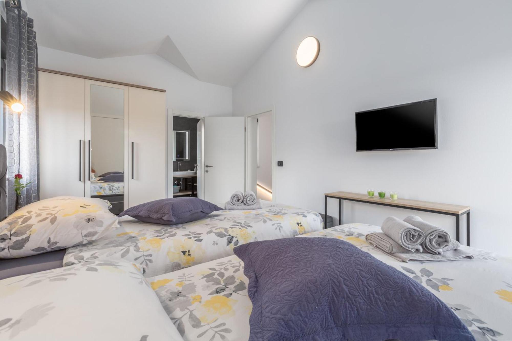 Moderne Stefany Mit Pool Und Panoramablick Ferienhaus *