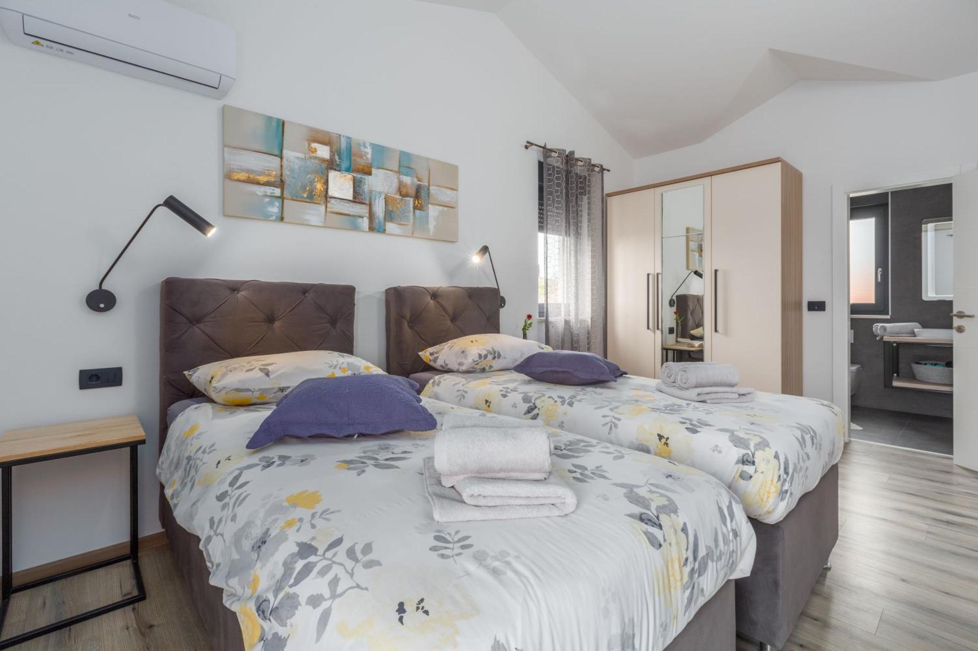 Moderne Stefany Mit Pool Und Panoramablick