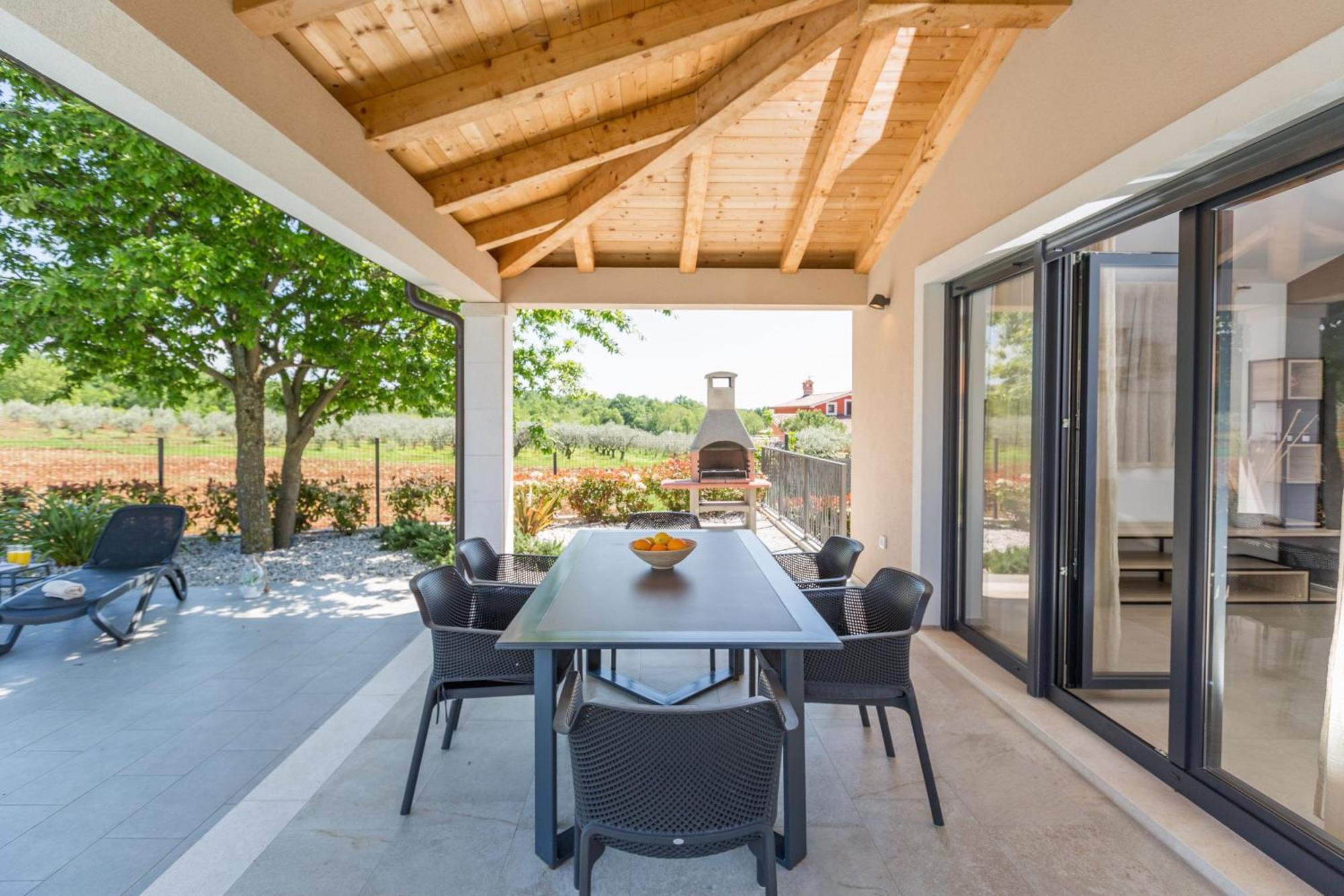 Moderne Stefany Mit Pool Und Panoramablick Ferienhaus *